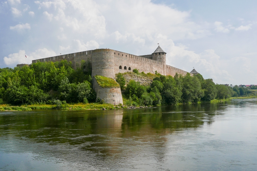 Narva - widok na rosyjski zamek Iwanogorod