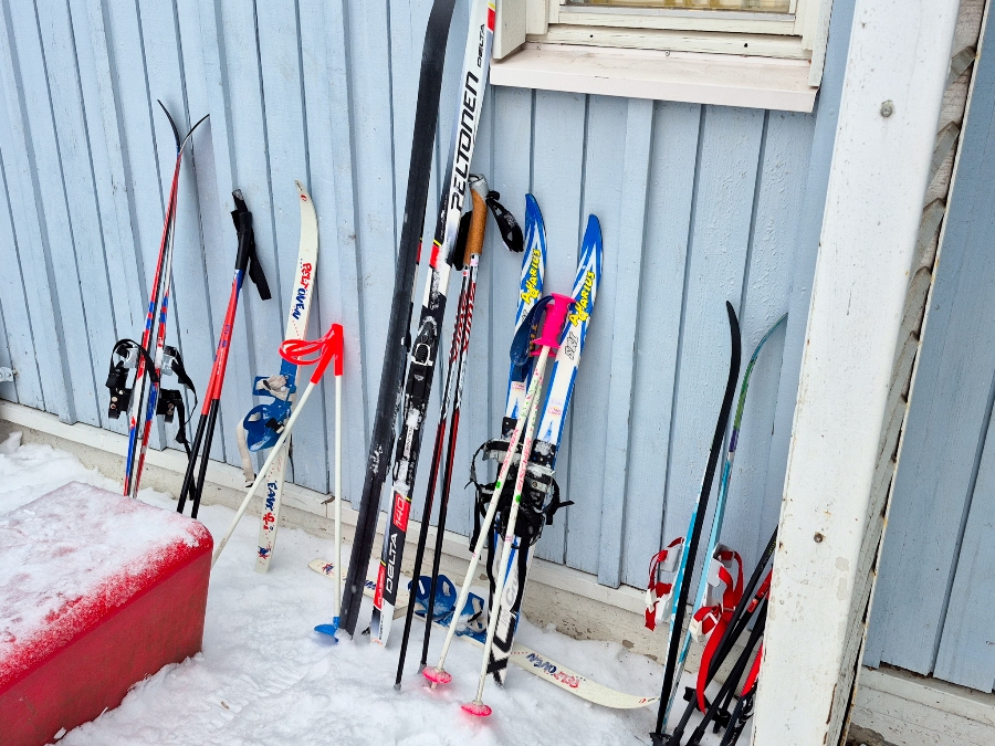 Przedszkole w Finlandii zimą - dzieci mogą przynieść do przedszkola swoje sanki, narty, a nawet łyżwy
