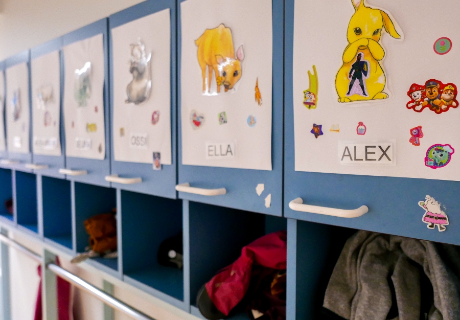 Przedszkole w Finlandii. Dzieci zachęcane są do samodzielnego ubierania się