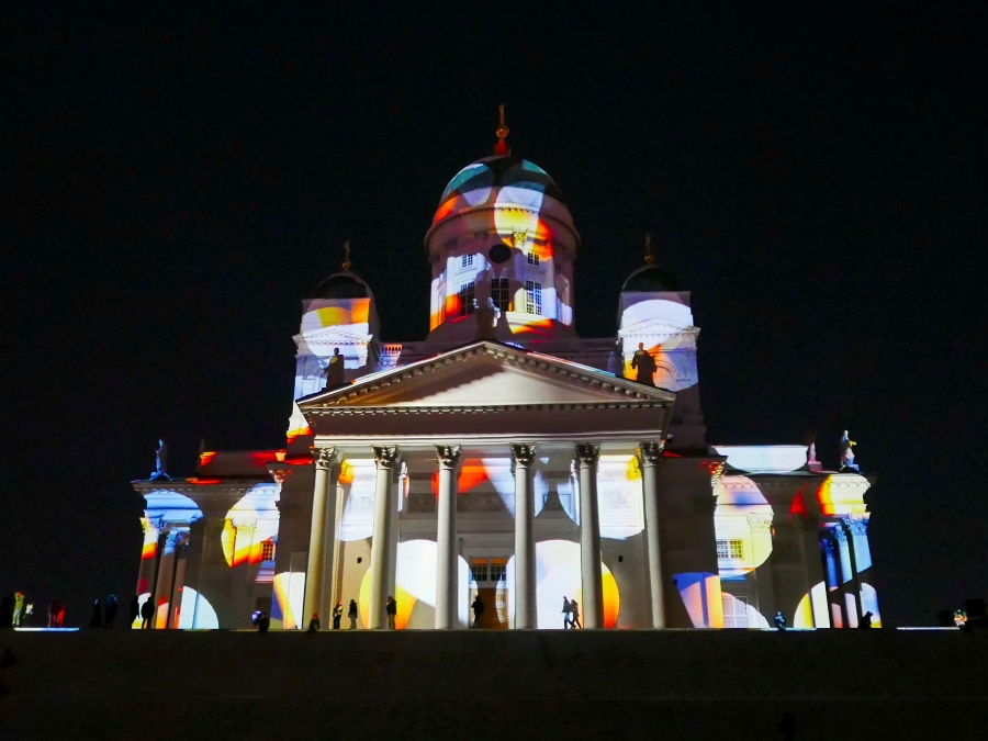 Helsinki zimą - Festiwal Lux Helsinki i oświetlona katedra